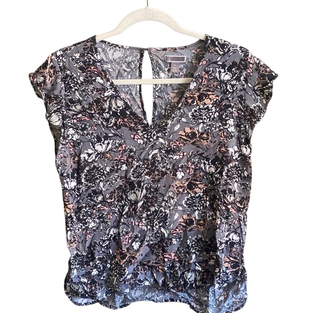 Chelsea 28 Gray/Pink Floral Print Cap Sleeve Blouse. Size Medium